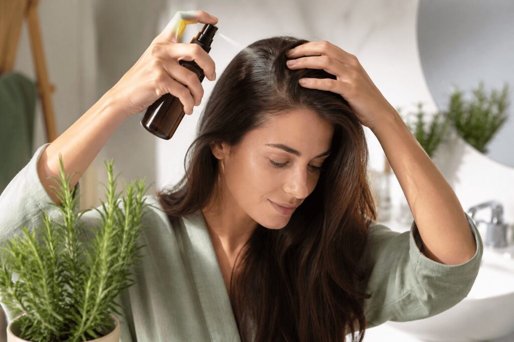 rosmarinwasser für die haare anwendung auf kopfhaut natürliche haarpflege