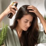 rosmarinwasser für die haare anwendung auf kopfhaut natürliche haarpflege