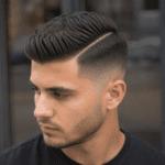 Moderner Seitenscheitel für Männer mit präzisem Übergang (Fade Cut)